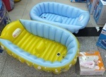 Надувная ванночка для купания ребенка с насосом